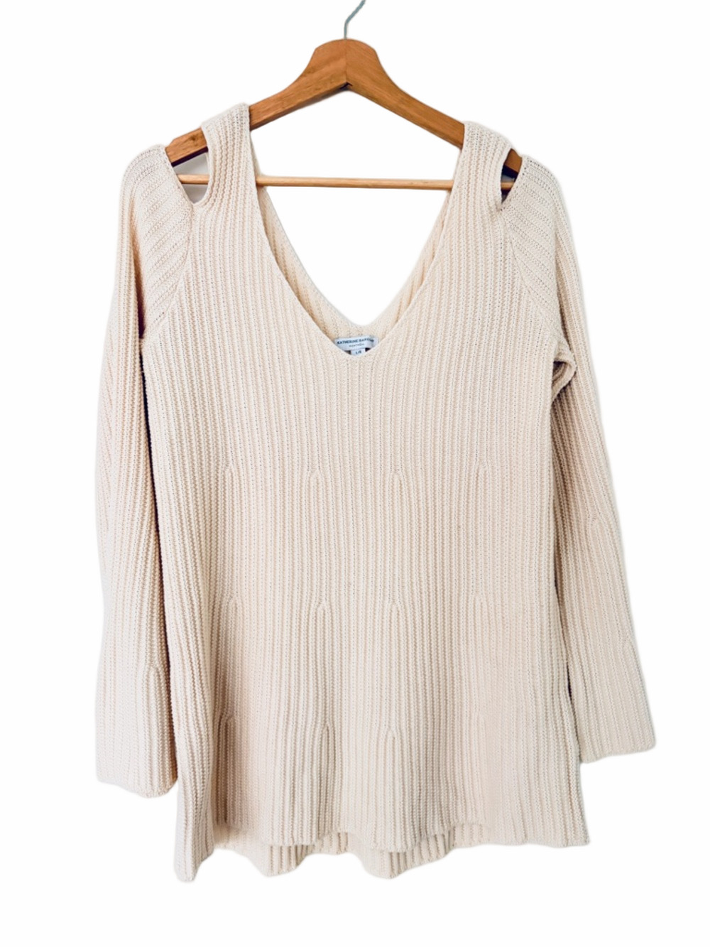 KATHERINE BARCLAY CREAM/LIGHT BEIGE RIBBED V-NECK COLD SHOULDER KNIT SWEATER, L